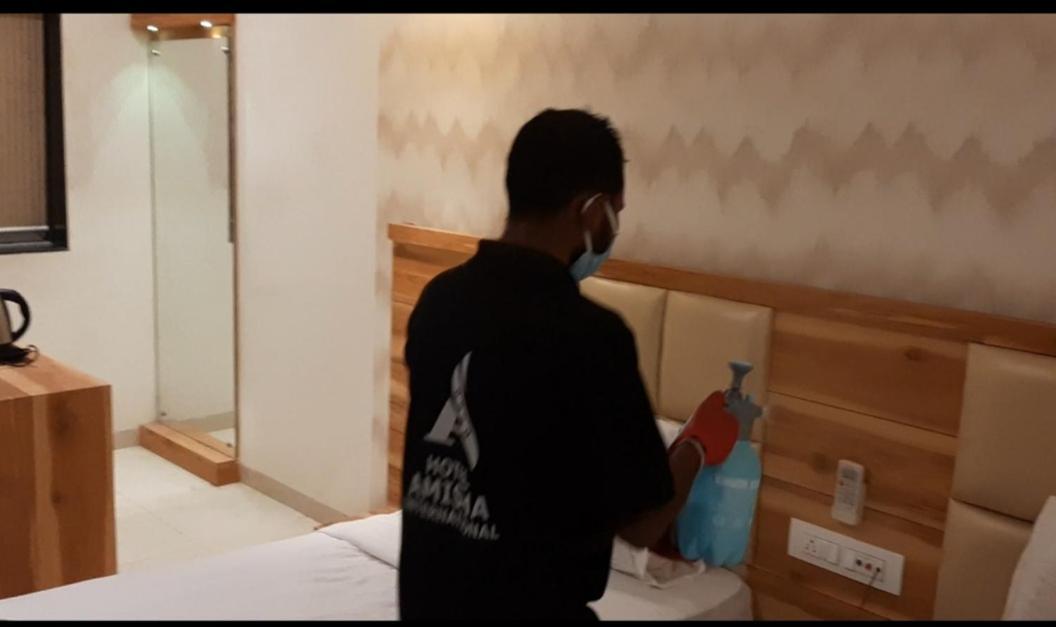 Hotel Amisha International سورات المظهر الخارجي الصورة