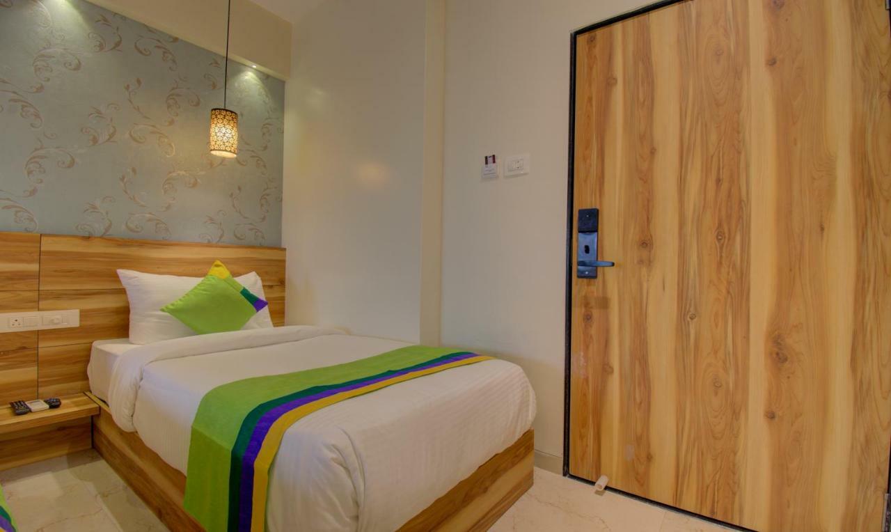 Hotel Amisha International سورات المظهر الخارجي الصورة