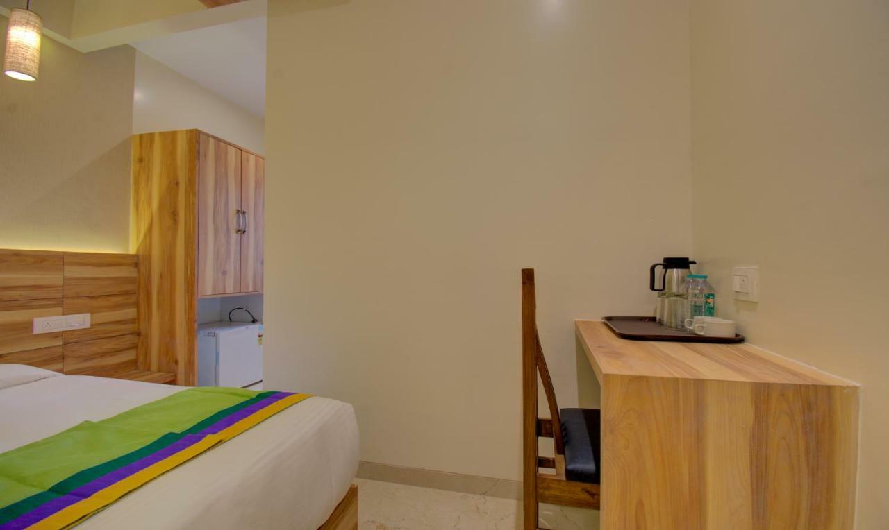 Hotel Amisha International سورات المظهر الخارجي الصورة