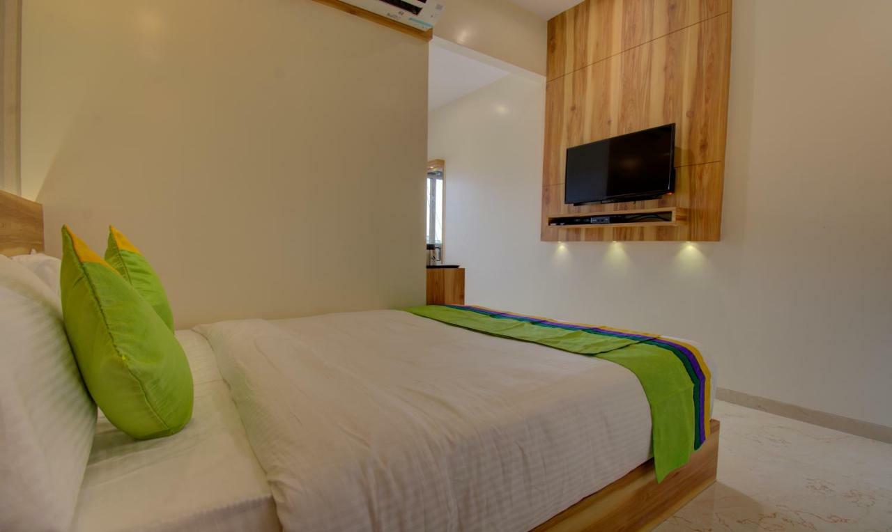 Hotel Amisha International سورات المظهر الخارجي الصورة
