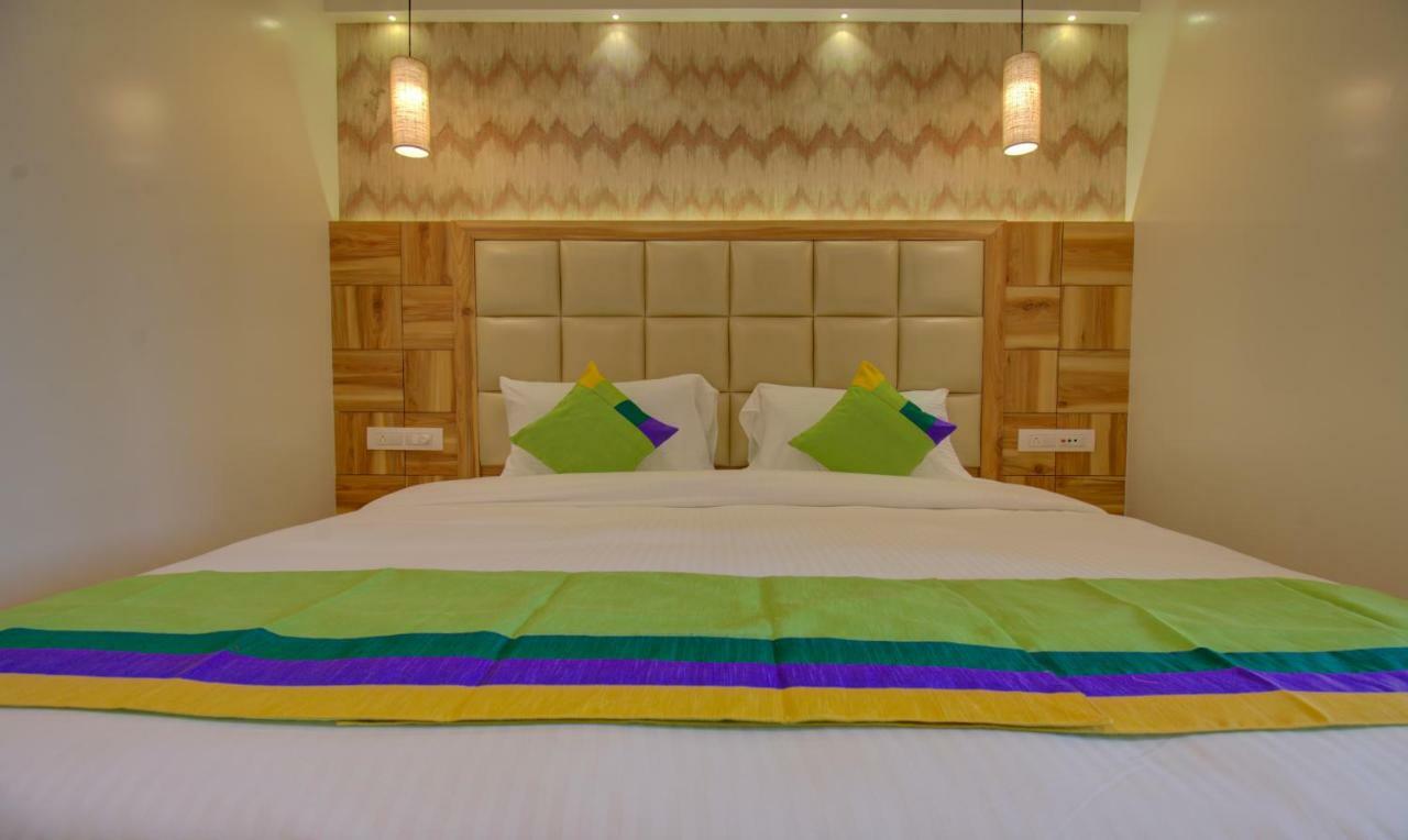 Hotel Amisha International سورات المظهر الخارجي الصورة