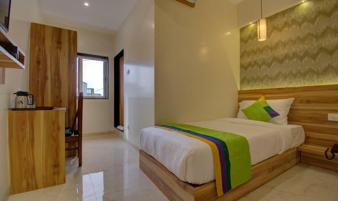 Hotel Amisha International سورات المظهر الخارجي الصورة