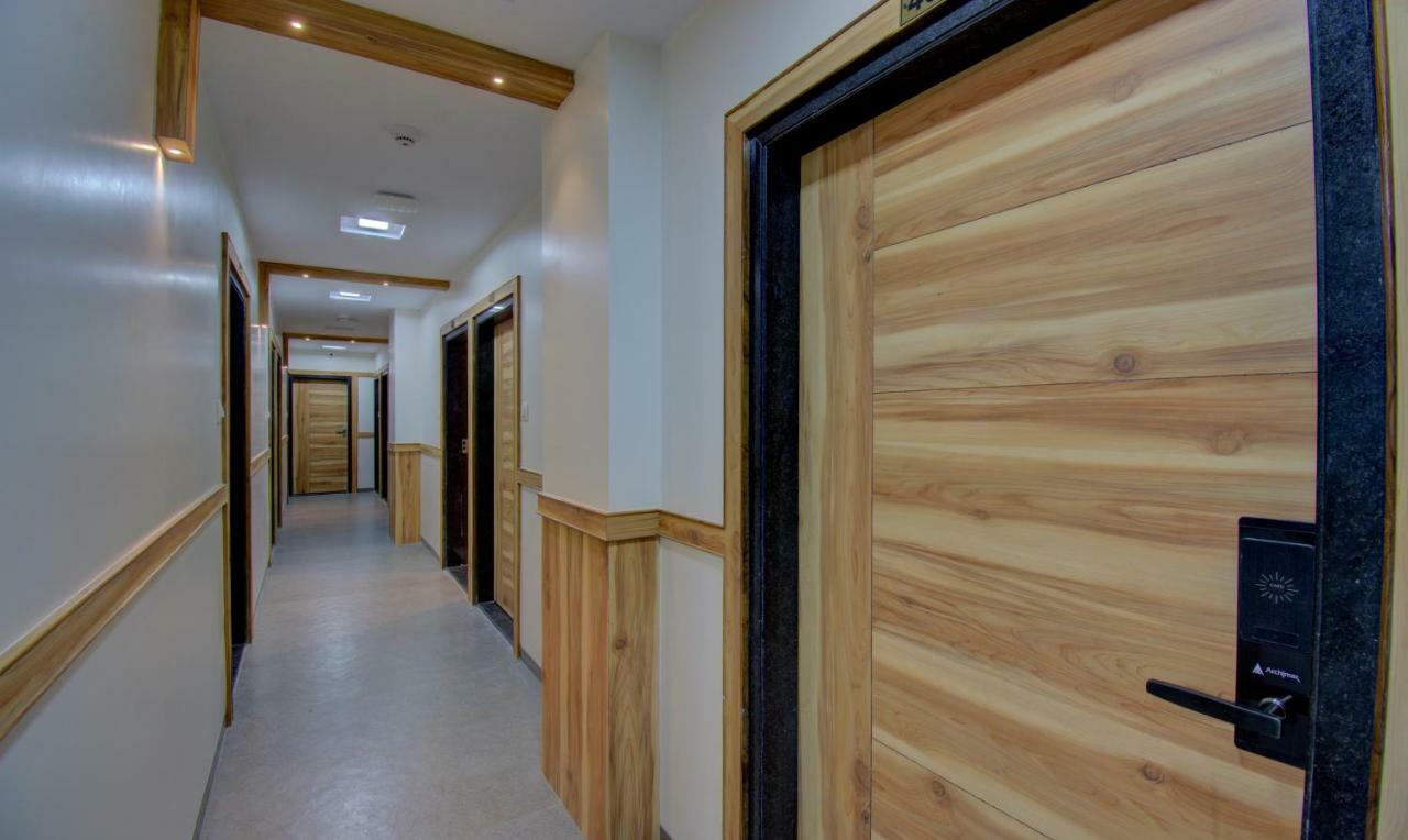 Hotel Amisha International سورات المظهر الخارجي الصورة